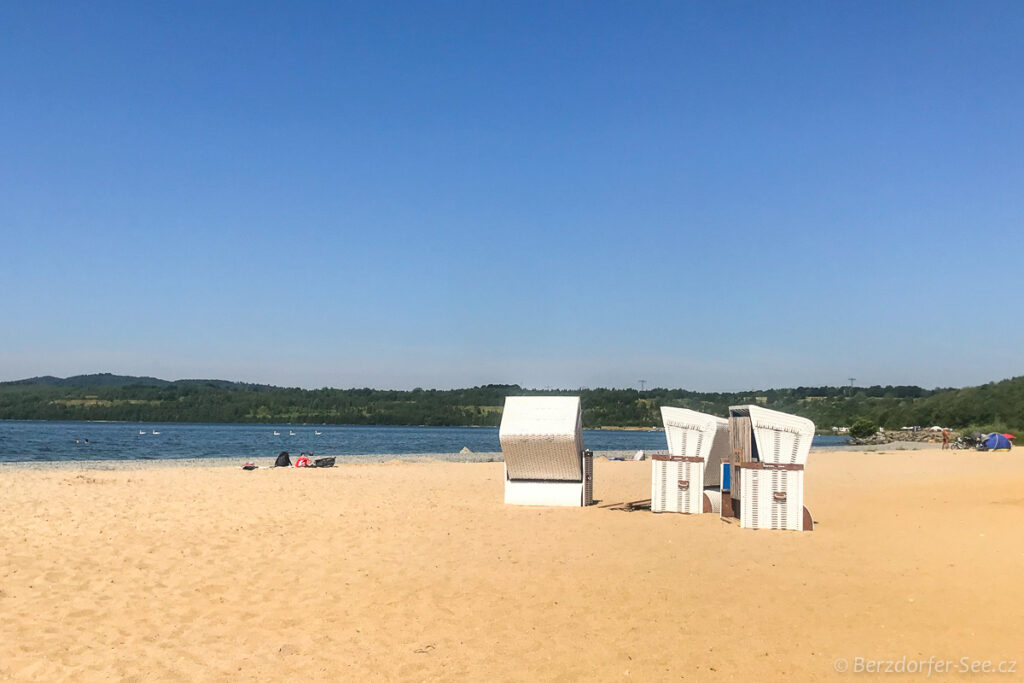 Plážové koše – ochrana proti větru, podobně jako u Baltu, Berzdorfer See.