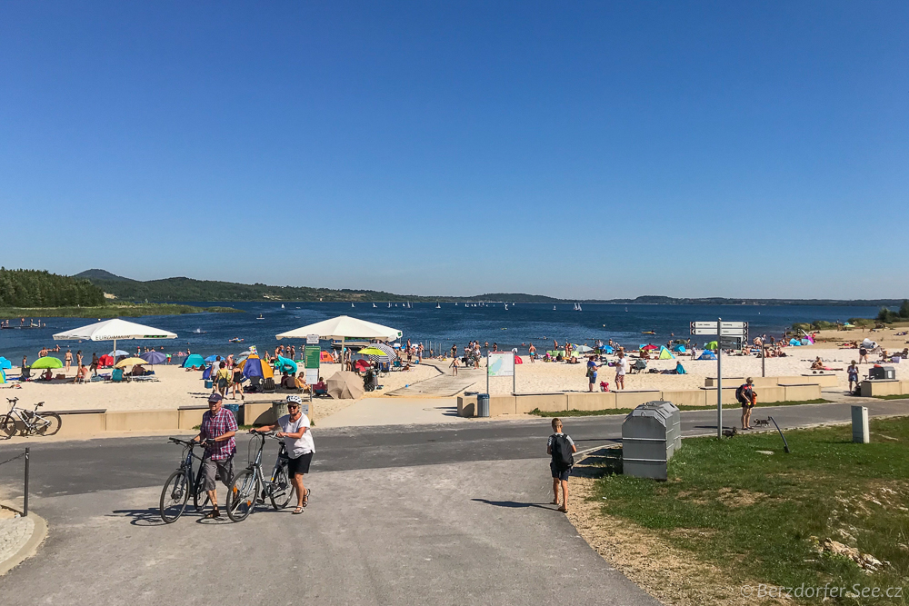 Pohled od parkoviště na jižní pláž Blaue Lagune.