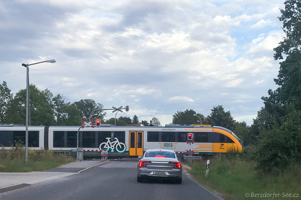 K jezeru Berzdorfer See se dostanete i vlakem.