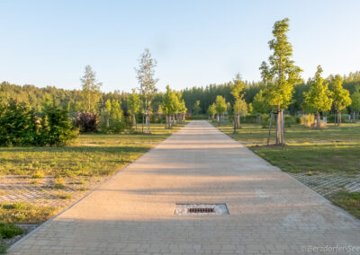 Ścieżka łącząca place mieszkalne, camping przy Berzdorfer See.
