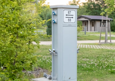 Każde miejsce dla przyczep kempingowych posiada przyłącza prądu, wody i odpadów.