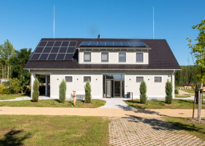 Budynek centralny, w którym znajdują się sanitariaty, prysznice, camping przy Berzdorfer See.