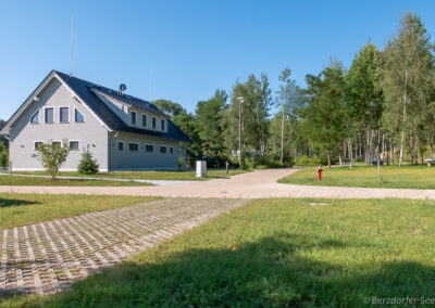 Budynek centralny z toaletami na kempingu Blue Lagoon w pobliżu jeziora Berzdorf.