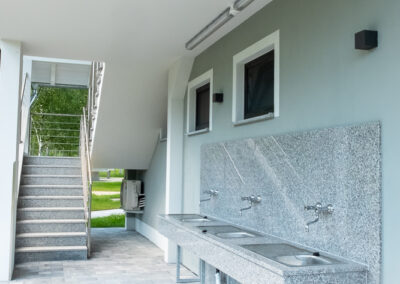 Zlewy do mycia naczyń i uzupełniania pojemników z wodą w budynku głównym na kempingu przy plaży Blue Lagoon - Berzdorfer See.