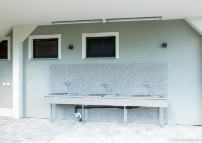 Zlewy do mycia naczyń w budynku głównym na kempingu przy plaży Blue Lagoon - Berzdorfer See.