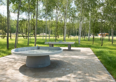 Na kempingu znajdują się stoły do tenisa stołowego i innych gier.