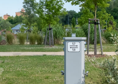 Kolumna z wodą, prądem, odpadami, obóz Blaue Lagune, Berzdorfer See.