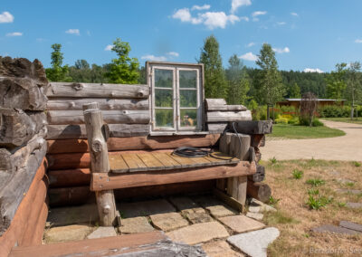 Kemping jest ozdobiony ciekawymi elementami.