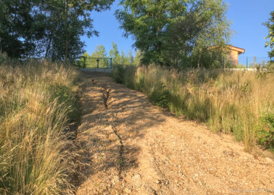 Skrót, ścieżka prowadząca na plażę Blue Lagoon, jeszcze w fazie realizacji.